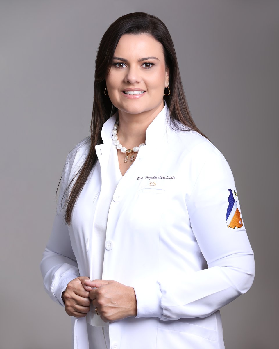 Dra. Anyelle Cavalcante - Cirurgiã Dentista com jaleco Espaço Oroface